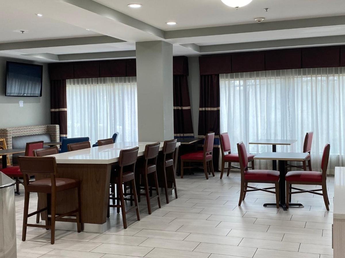 Holiday Inn Express Hotel & Suites Hope Mills-Fayetteville Airport, An Ihg Hotel Екстериор снимка